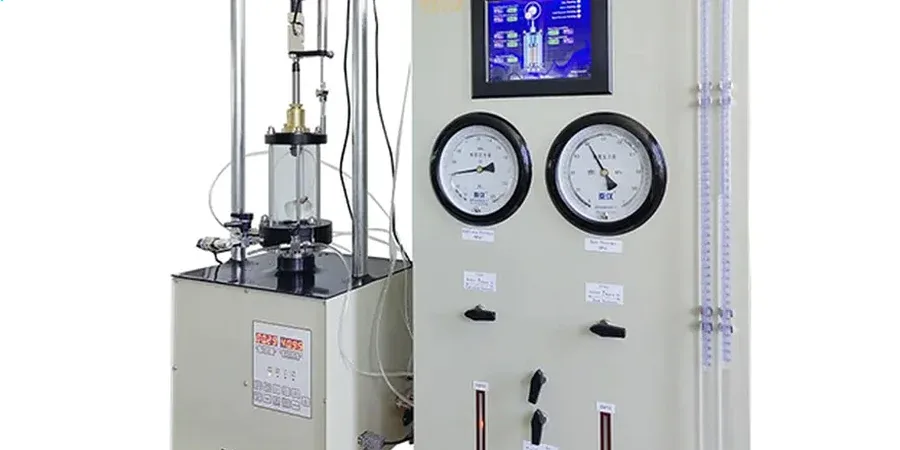 Ensayo Triaxial en Arica: Caracterización de Resistencia para Suelos Salinos y Sedimentos Fluviales
