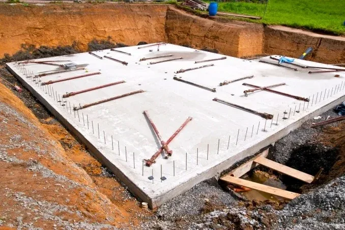 Diseño de losa de cimentación en Arica: respuesta estructural para suelos salinos